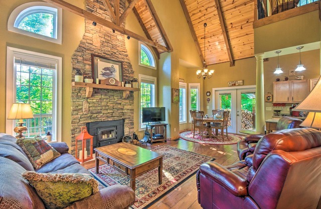 3 Mi to Museums: Smoky Mountains Cabin w/ Deck