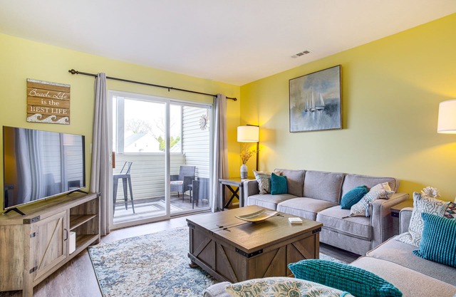 3 Mi to Savannah Beach: Lewes Condo w/ Pool Access
