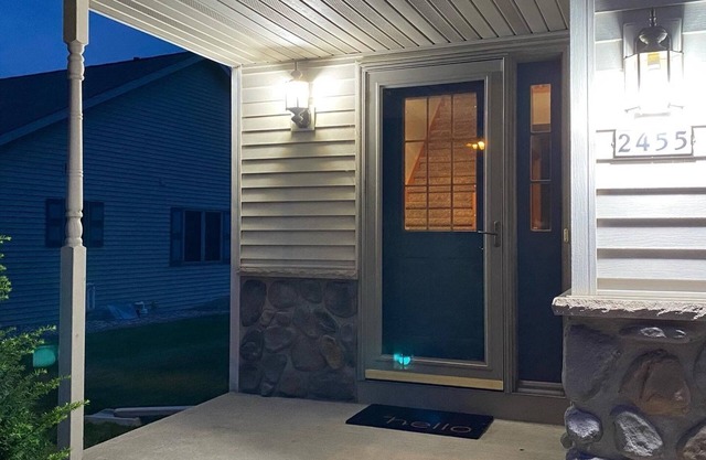 3 miles from EAA! Beautiful Oshkosh Duplex: The Westhaven