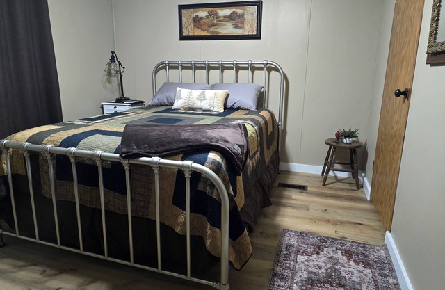 25% off June, act quick! Cabin like 2-bdrm mobile hm., 3 miles Rend Lk sleeps 5