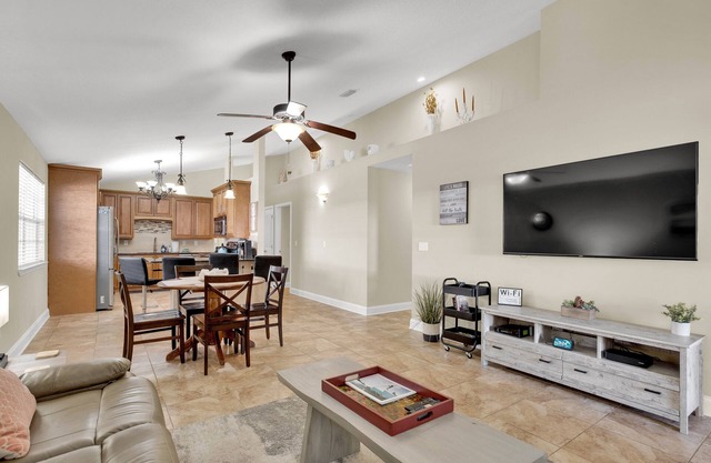 3 min drive to the beach, walking distance to downtown, 5 miles from Destin!