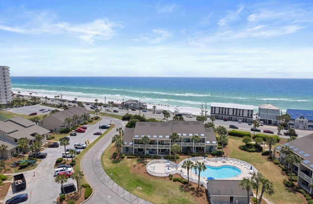 3 MIN WALK - 1st Floor Condo - No Stairs - Steps to Beach & Pool & Golf