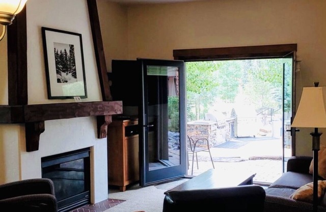 3 min walk to ski lift, 2 Bed 2 bath, heated parking, ski locker and hot tub