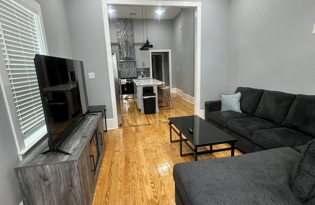 3 mins from French Quarters, Superdome, and Downtown.w booking for 3 day minimum