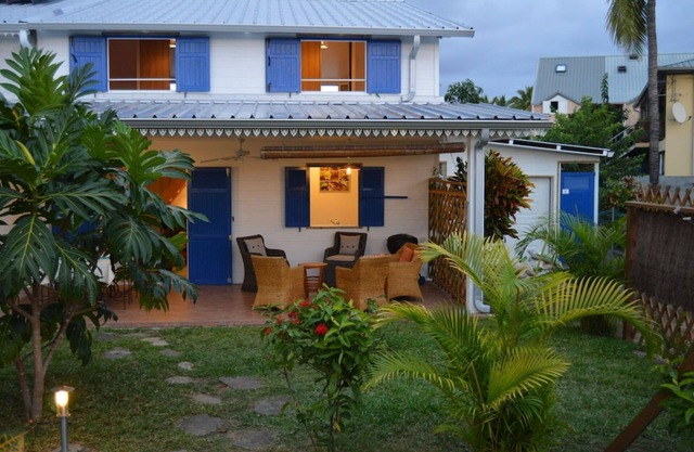 3mn à pied du lagon de l'Hermitage, maison 14 personnes