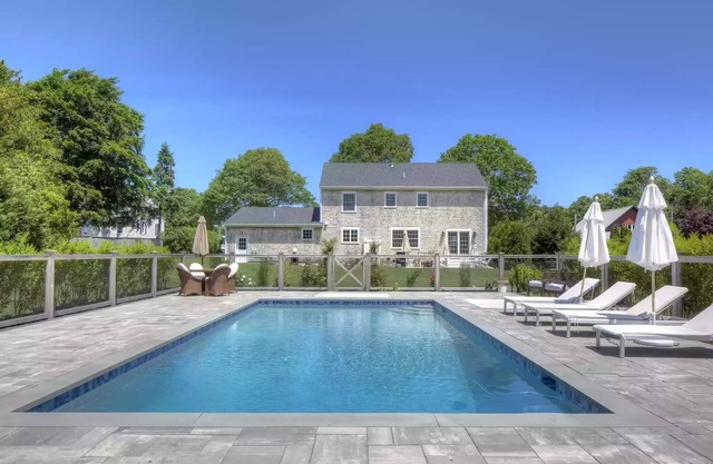 3 minutes to beach, 10 minutes to Downtown Newport, heated pool and central air