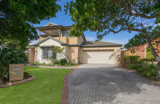 3 minutes walk to pet friendly Pippi Beach and a 10 min walk into town.