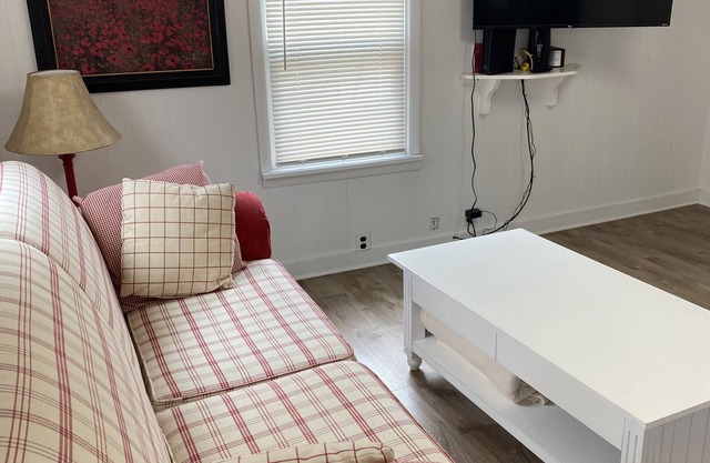 Charming vintage cottage 2 blocks from beach, 4 blocks from downtown