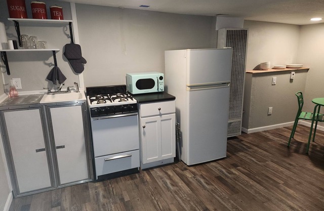 #3 or Numero Tres is a Cozy 1-bedroom apartment in lovely Laramie with WiFi. nnn