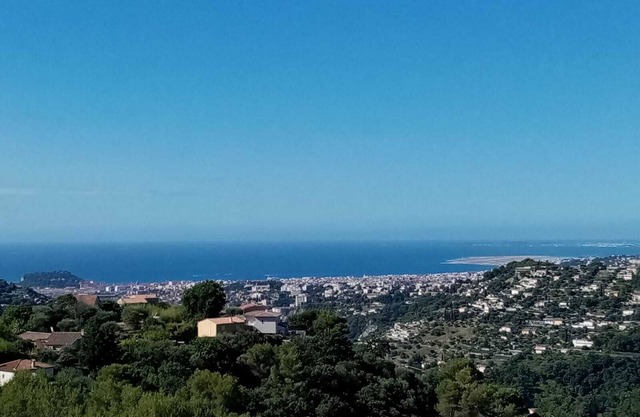 Appartement 3 P. dans villa sur colline, vue mer à 15 mn du centre Nice