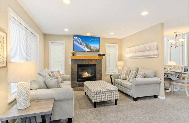 3 Parkside Homes * 9 Bedrooms * Hot Tubs * Groups! * BBQ * City Park