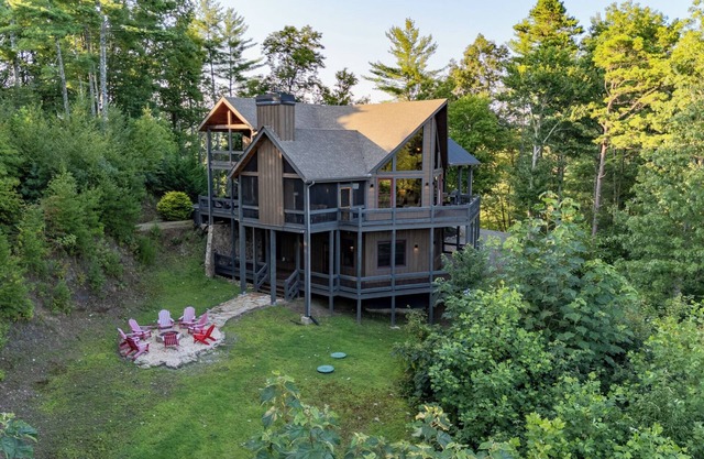 3 Peaks & Treehouse - 10 Minutes From Downtown