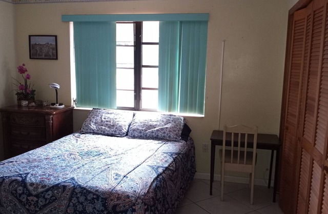 Chambre privée avec lit Queen et piscine, terrasse de la cuisine