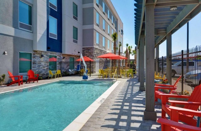 3 Relaxing Units! Onsite Pool, Kitchen, Pets Allowed, Near Panama City Beach!
