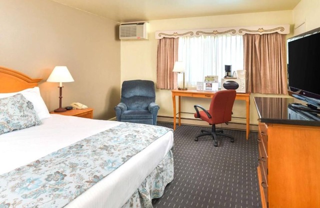3 Relaxing Units in The Danish Capital of America, Parking, Swimming Pool!