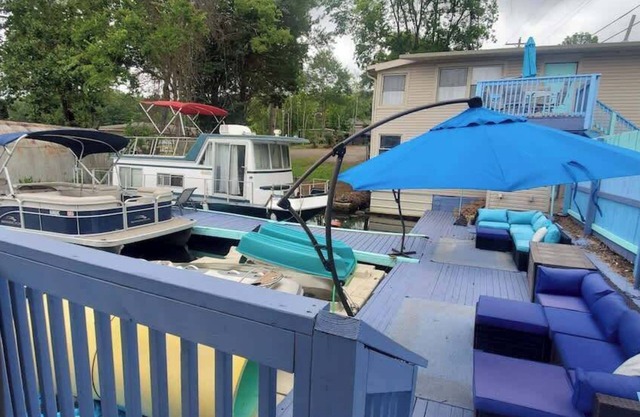 #3 PET FRIENDLY! PONTOON/KAYAKS AVAILABLE! STUDIO CONDO CLOSE TO TOWN & MARINA!