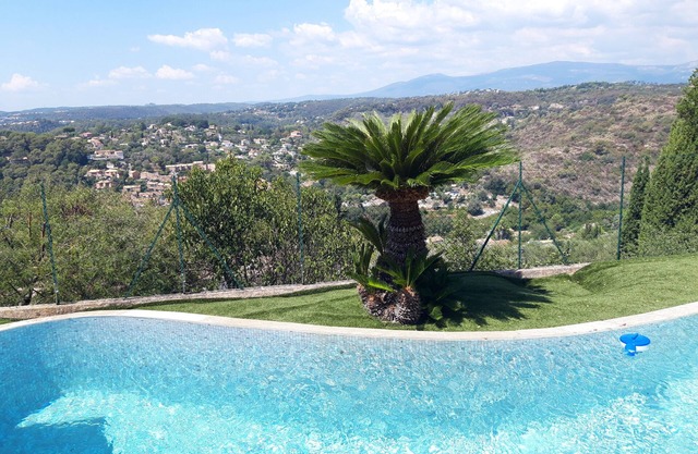 2 Pièces au rez-de-villa avec piscine,située sur colline très jolie vue,au calme