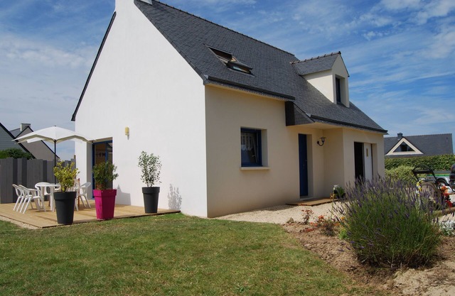 Villa 3* bord de mer, 6 pers. à 150 m de la plage et du GR34. Grand jardin clos