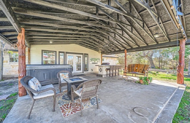 3 Secluded Country Homes on 15 Acres. Pool, Ping Pong, Hot Tub and BBQ. Close to COTA. RV Parking.