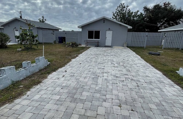 #3 Small house walking distance to Warm Mineral Spring