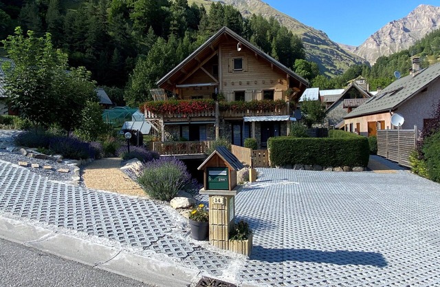 Gîte 3*, spacieux, au rdc du chalet avec superbe vue sur la vallée de Réallon,