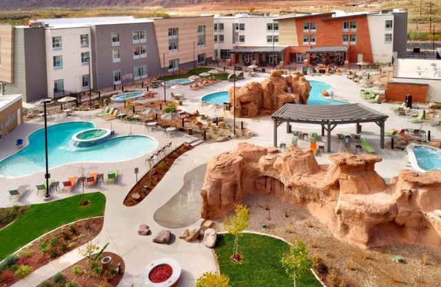 3 Spacious Suites with Red Rock Views, Pool & Moab’s Best Attractions Nearby