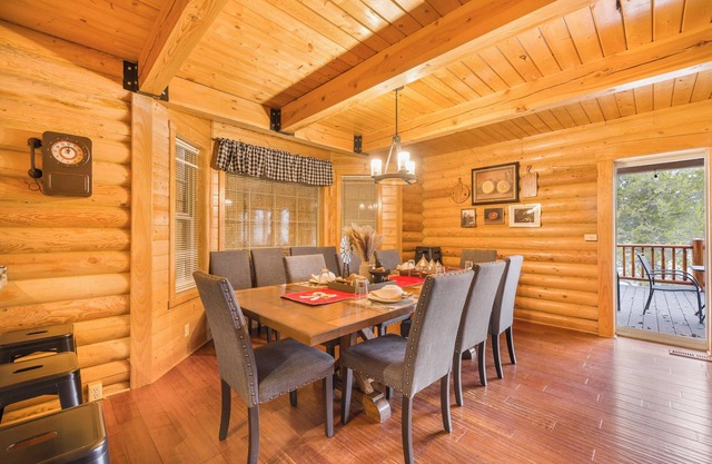 3-Story Cabin:A/C, Hot Tub, Foosball Table, Fire Pit, Perfect for YS Adventures!