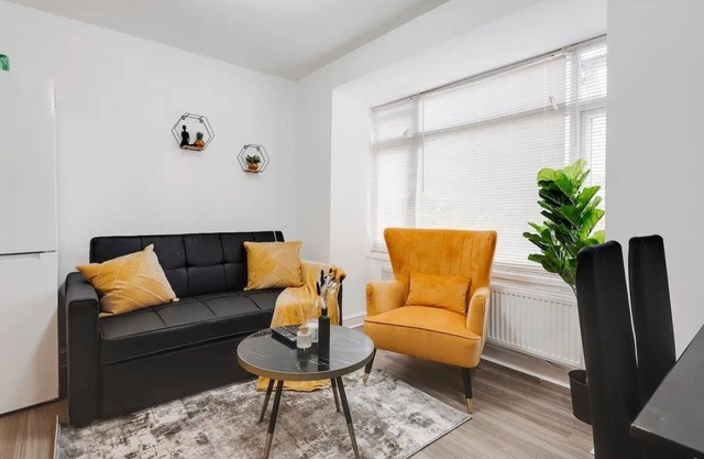 3 story Family Home/Spacious & Modern/Free Parking