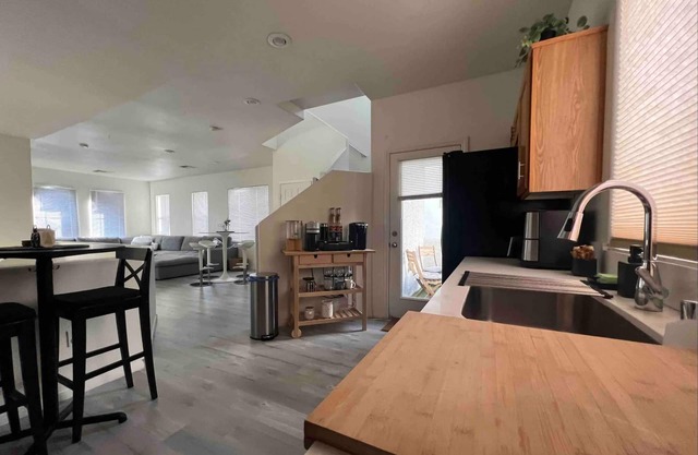 3 Story Luxury House - perfect for family getaway