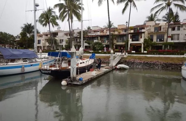 Villa de 3 étages juste sur la marina avec de belles vues et de superbes équipements.