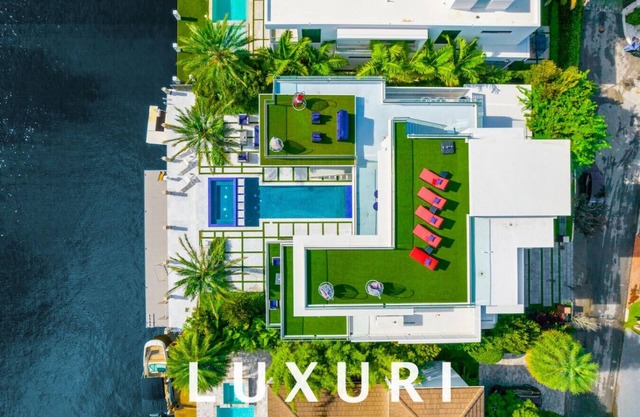 PARK PLACE MANSION, 3-story waterfront palace with rooftop view