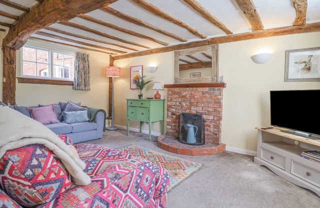 3 THE ALMSHOUSE, pet friendly, with a garden in Peasenhall