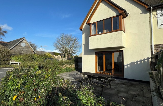 3 THE BOWLING GREEN, pet friendly, with a garden in St Mawes