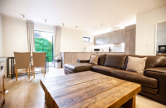 The Hideaway (2mins from the beach)