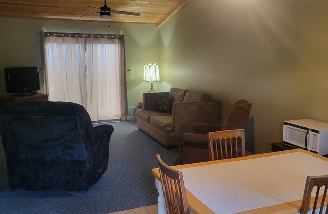 #3 Thomas' Parkside Cottages, 2BR suite, private patio w/ Lake Huron views.