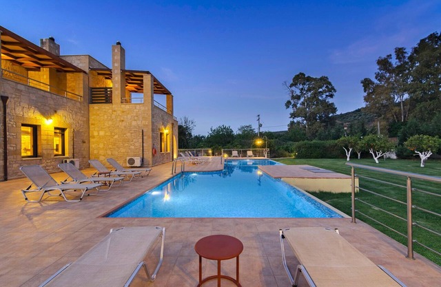 3' to Sandy Beach / Huge Private Pool / 6-Bedroom Family Villa