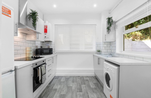 3 Triple Rooms, Parking, Smart Tv's in all rooms