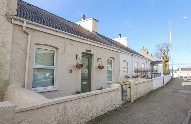 3 TYN GIAT, pet friendly, with open fire in Amlwch