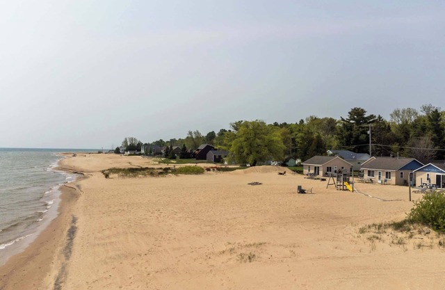 Cozy cabin on the beach of Lake Huron!