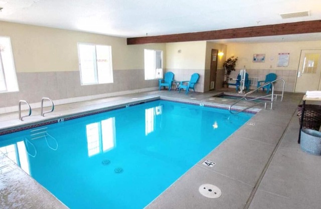 Perfect for Group Travel! 3 Affordable Units! Pool &Hot Tub, Breakfast & Parking