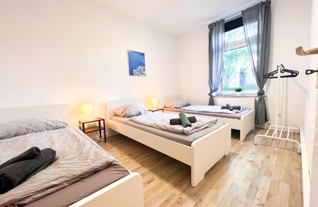 3 Zimmer mit 6 Betten, große Küche, neues Bad, 7min zur A1
