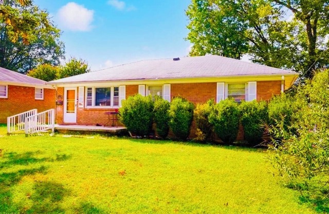 30 day min stay - A quiet newly remodeled brick home.