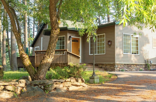 30 day min- Walk to Downtown & Lake + Near Ski Mtn! Cozy Cabin