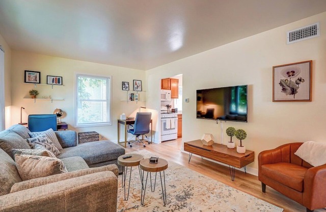 30 Day Minimum. Entire House, Deck, close to Hosp.