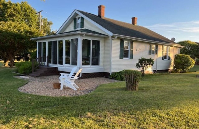 30+ Day Rental, 2B-1.5BA Retreat, 1932 Cottage, Water Front, Quiet, WiFi
