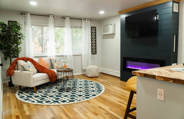 30 Day + Stay, 2B/ 1B w/ Indoor Garage, Wet Bar