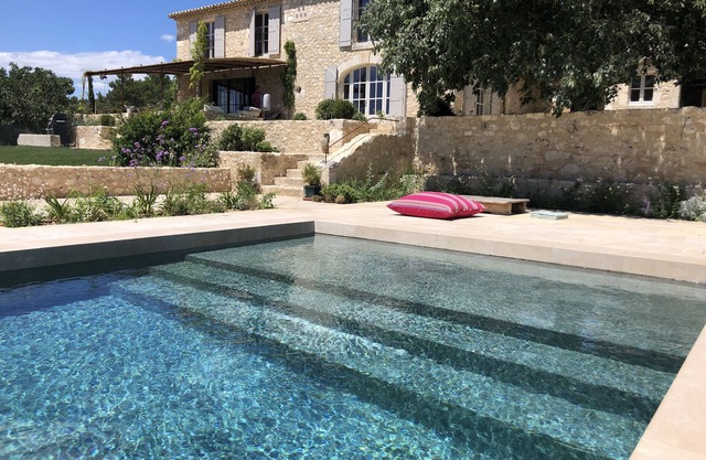 Proche de St Rémy de Pce, propriété 5* dans un environnement enchanteur. jacuzzi
