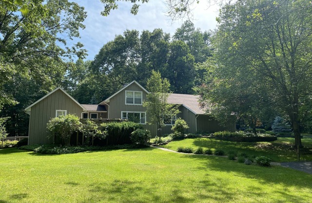 30 min from Notre Dame + Hottub, 10 acre estate and game room
