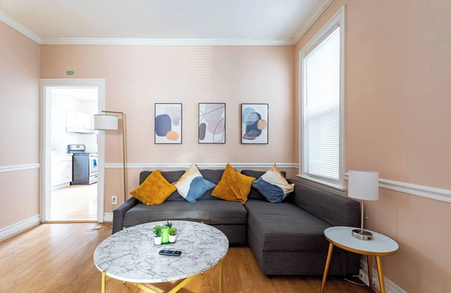City Outside, Serenity Inside: 2B/1B, NYC - 40 Min