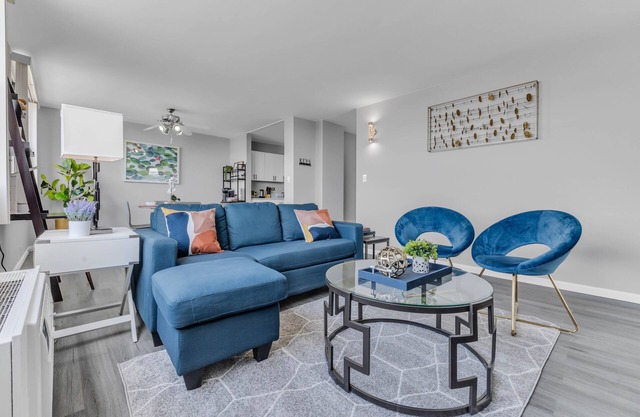 30 mins to downtown stunning high rise condo! close to Midway Airport, Shopping.